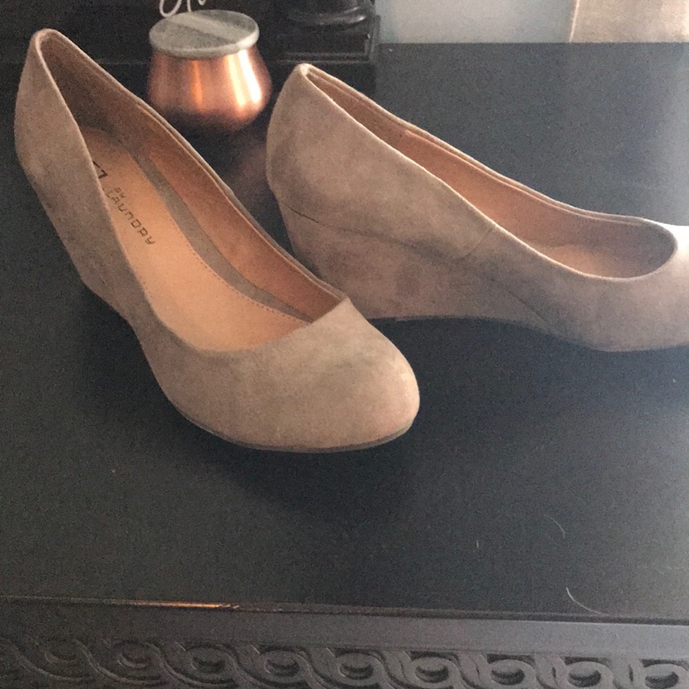 Chinese Laundry taupe suede wedge.